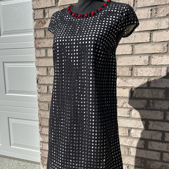 Kenzie dress-size S. 2 layer-bottom solid white, top black exposing bottom layer - Picture 3 of 13